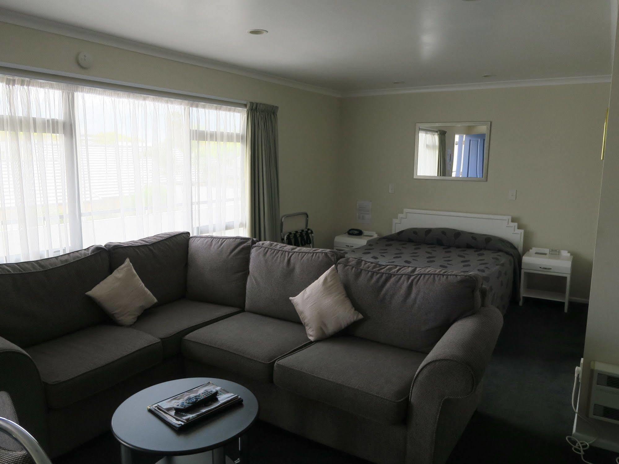 Shadzz Motel Palmerston North Exterior photo