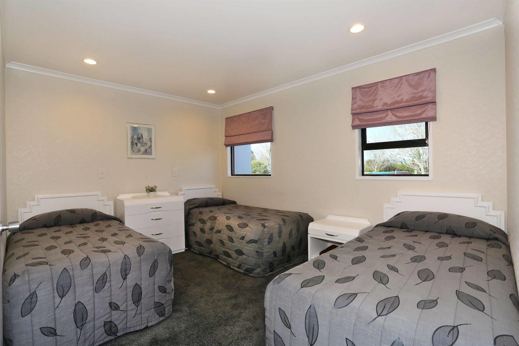 Shadzz Motel Palmerston North Exterior photo